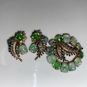 Vintage goldtone metal brooch & matching clip on earrings leaves green cabochon